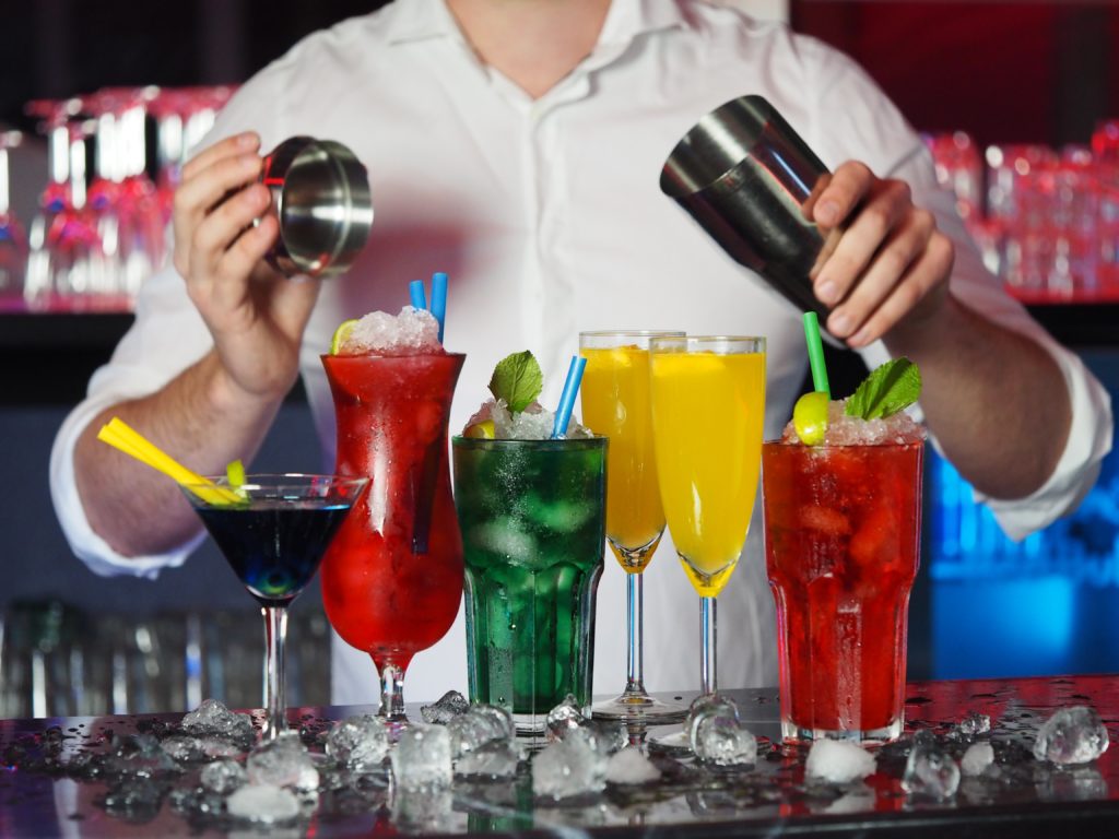 Bartender freelancer em um evento open bar